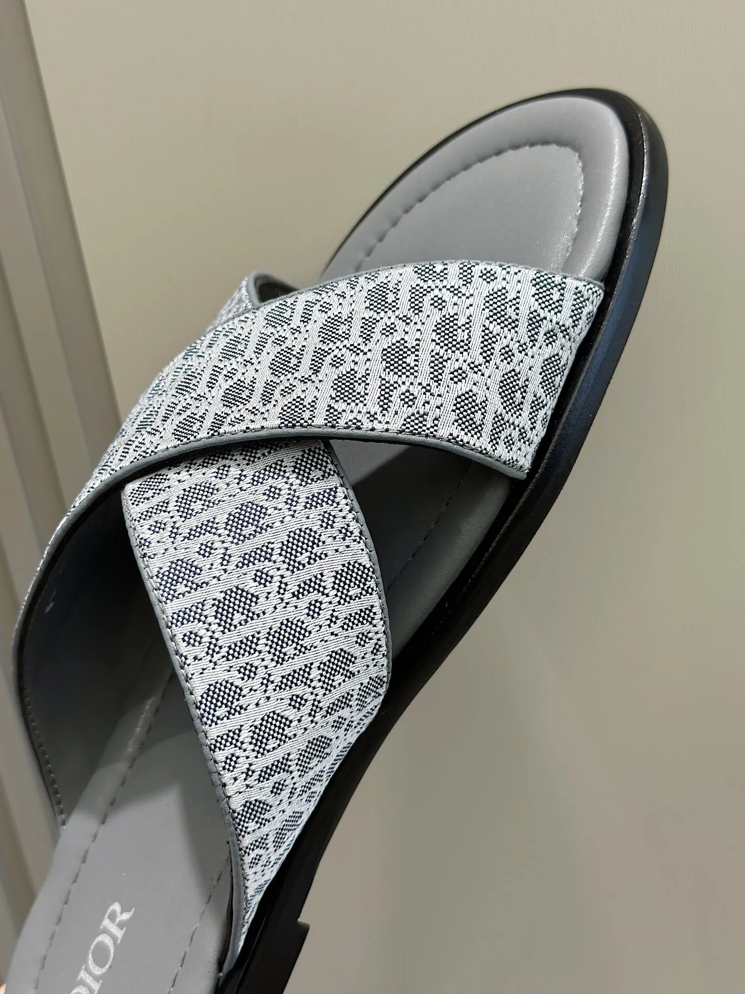 P320 [DIOR] Size 39-44 (38.45 custom-made) 2024ss Dior’s latest men’s slippers are a must-have. Dior Alias ​​Men's Genuine Leather Slippers This summer new Alias ​​sandal embodies a casual and elegant style. Carefully crafted from grained cow leather and Oblique printed fabric, with cowhide lining! Cross-strap design with metal-clad brass CD Diamond logo. The imported cowhide leather and rubber sole adds sophistication and comfort, while Oblique print-effect anti-slip panels add style.